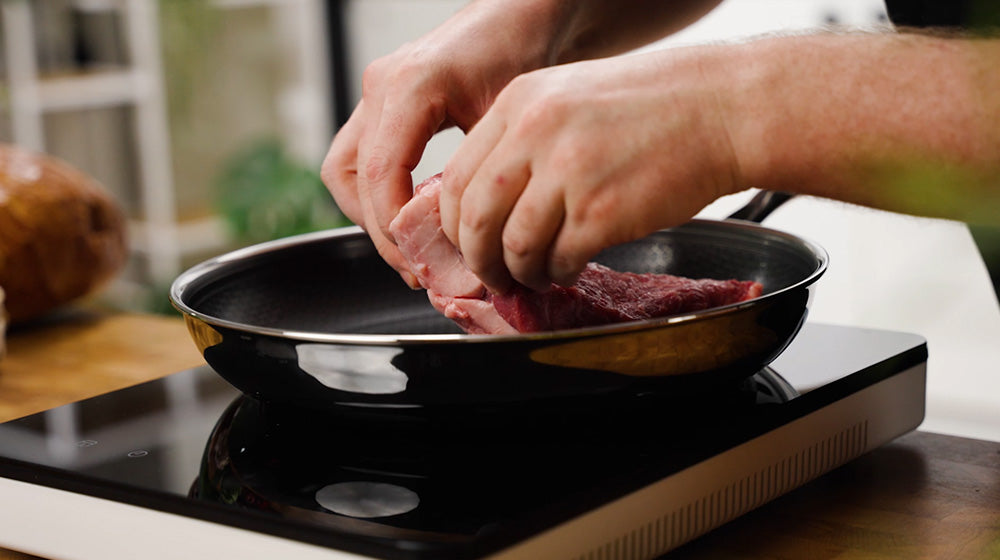 Batterie de cuisine avec : poêles 20x8.5 et 24x10.5 cm avec couvercles, en  acier inoxydable, pour induction, et poêles à frire 16x4.0 , 20x5.0 ,  28x6.0 et wok 28x8.0 cms, en aluminium