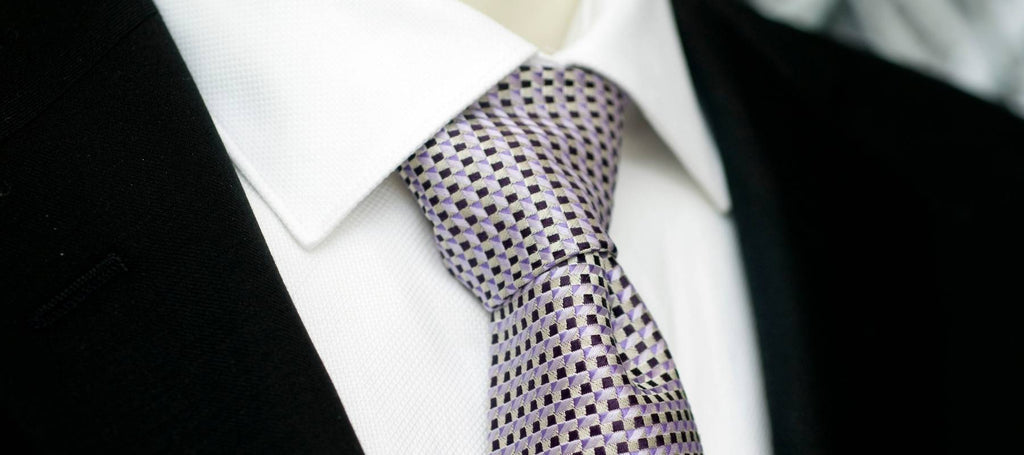 Weiß-blaue Krawatte passend zu einem schwarzen Anzug