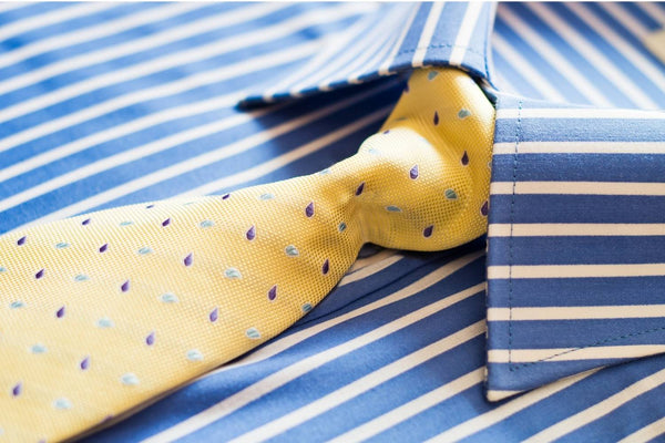 Combinar la corbata amarilla con el traje, la ocasión y la temporada