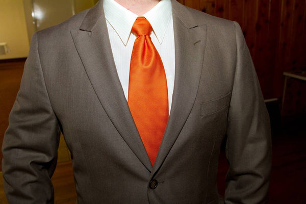Combinar la corbata naranja con el atuendo, la ocasión y la temporada