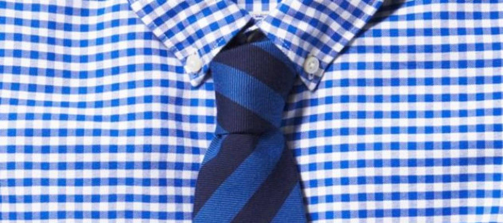 Blaues kariertes Hemd mit gestreifter Krawatte
