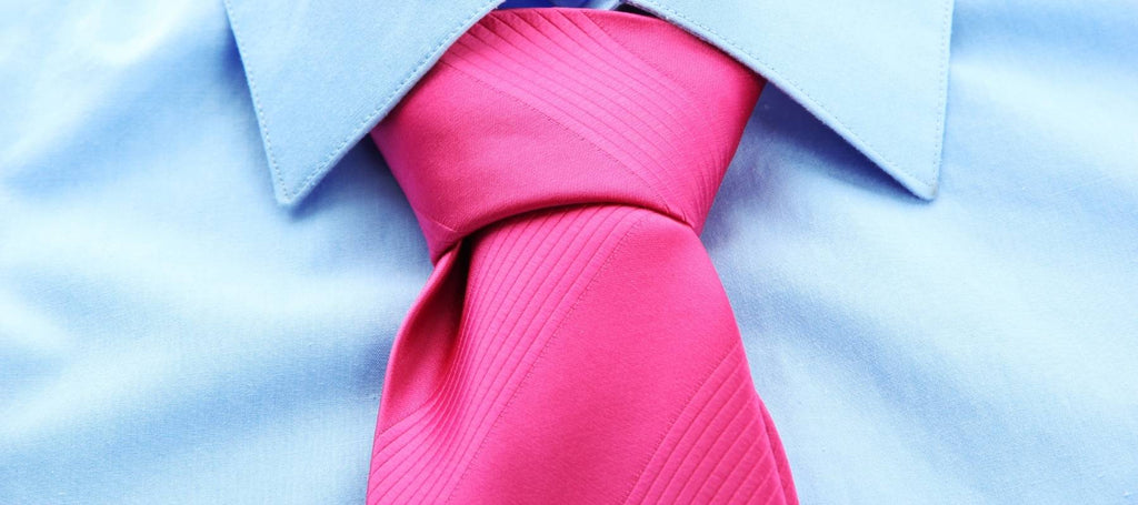 Camisa azul con corbata rosa claro