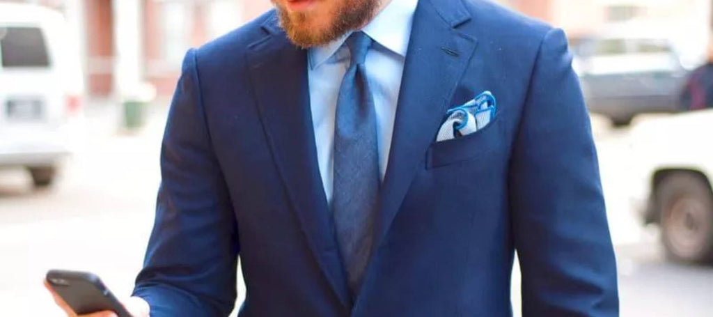 Blaues Hemd und marineblaue Krawatte