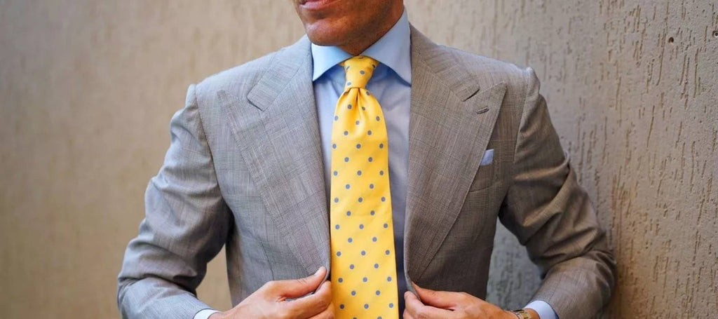 Graues Hemd und grauer Anzug mit gelber Krawatte