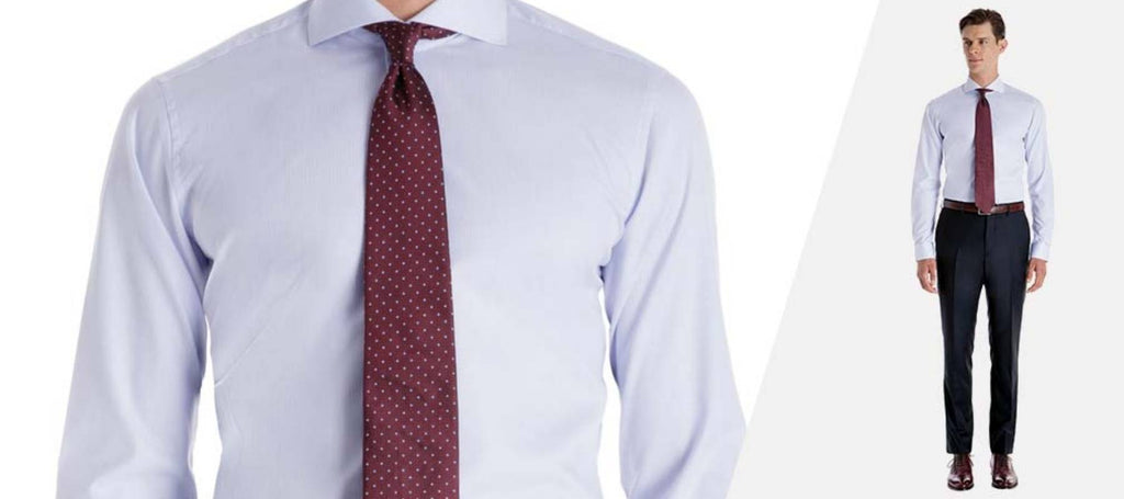 Weiß gestreiftes Hemd mit rot gemusterter Krawatte mit weißen Punkten für Männer