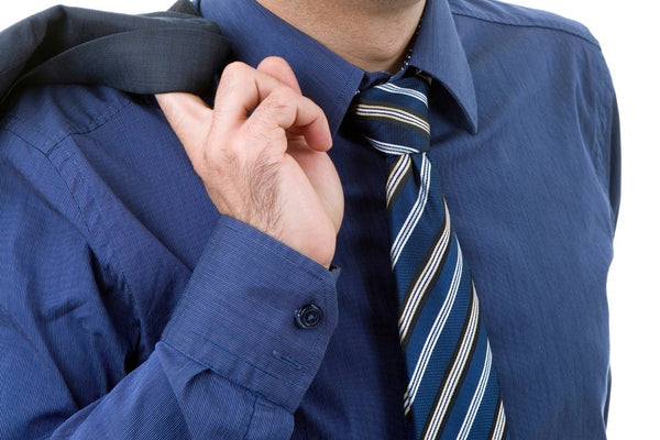 Come abbinare la cravatta azzurra alla camicia, all'abito e alla stagione