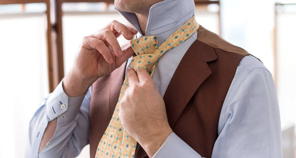 Wie man eine Krawatte mit einem einfachen Knoten bindet