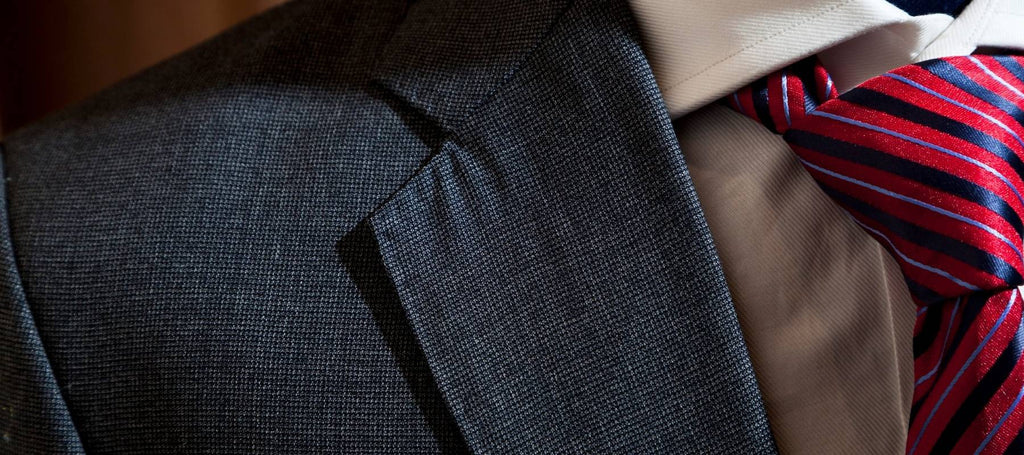 Rot-blau gestreifte Krawatte auf einem schwarzen Anzug