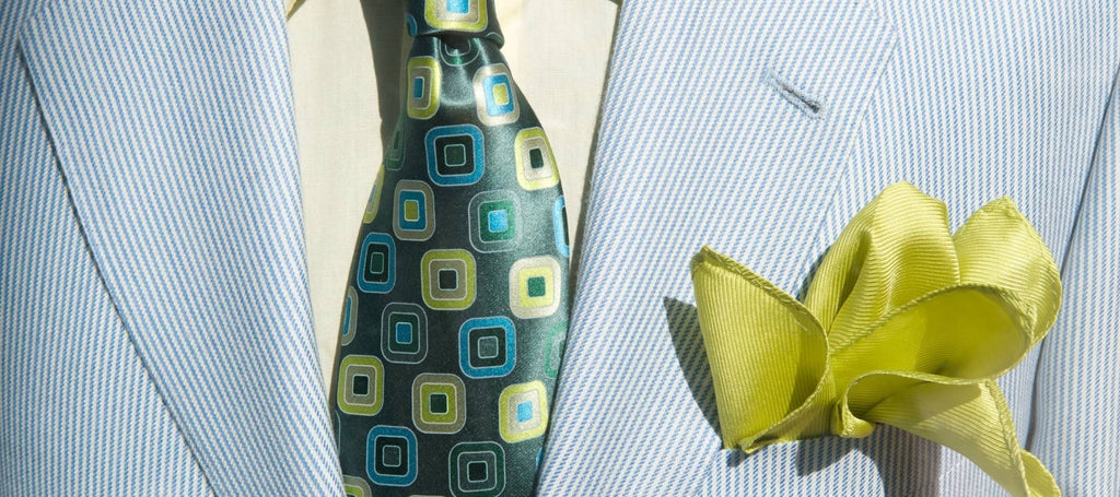 Hellgrauer Anzug, grüne Krawatte und hellgrünes Taschentuch