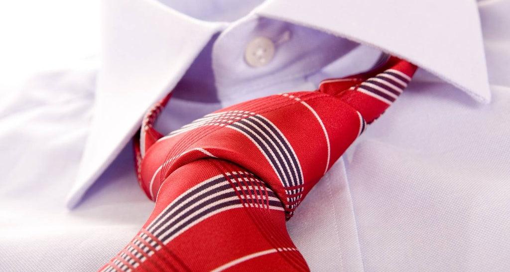 Eine Restaurantuniform mit einer roten Krawatte
