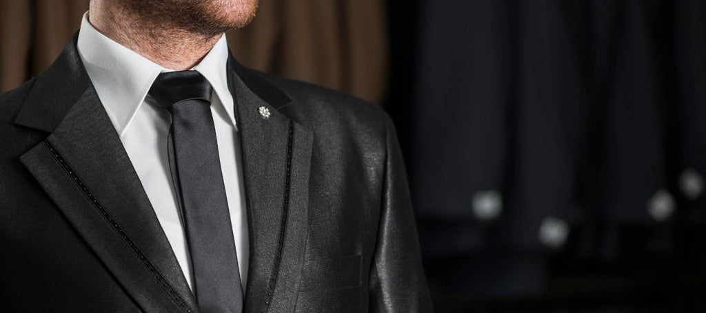 Ein Mann in einem schwarzen Anzug mit einer schwarzen Krawatte darin