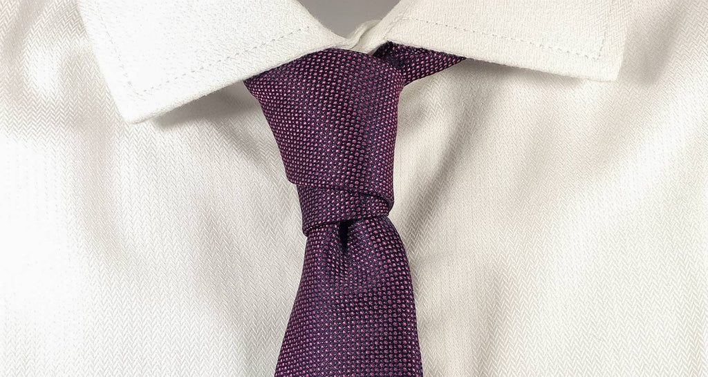 Corbata de punto púrpura, púrpura sobre camisa blanca