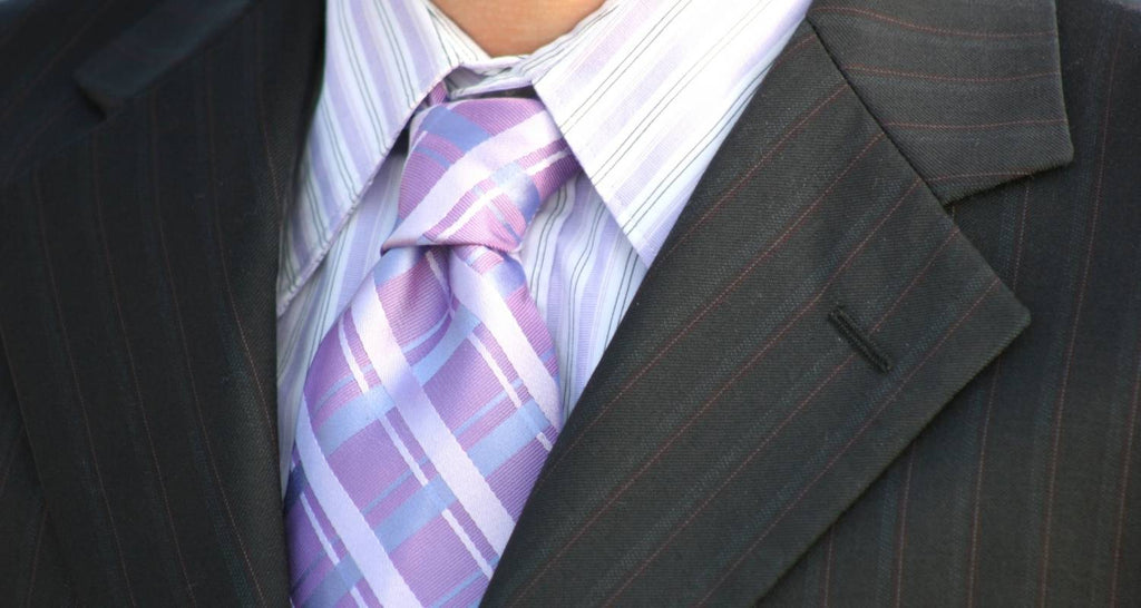 Sehr helle violette Krawatte auf Mann