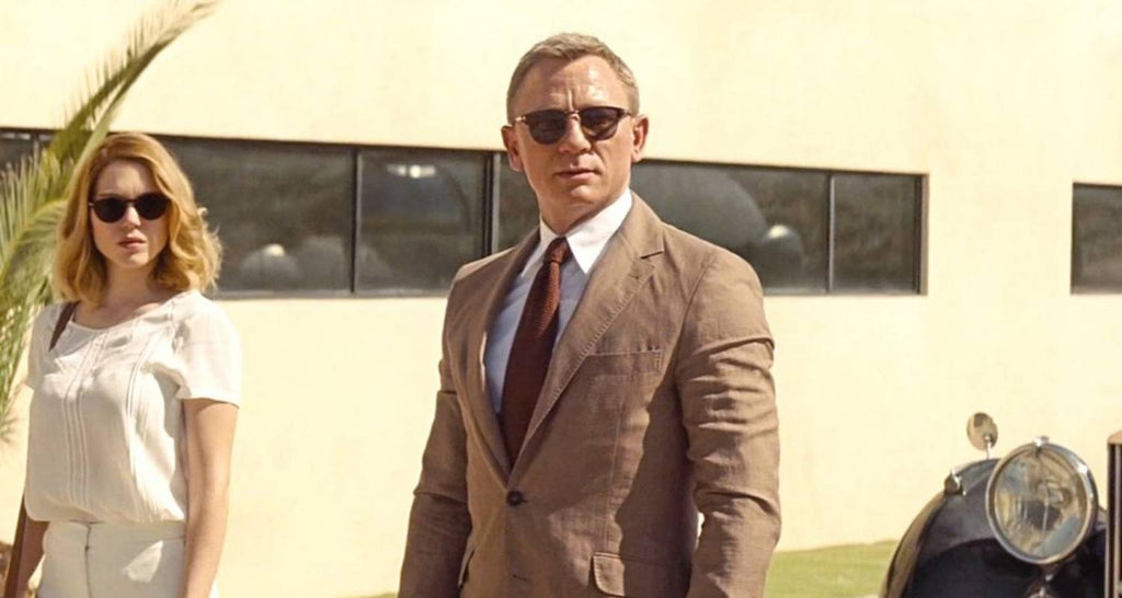 Daniel Craig Traje beige y camisa blanca y corbata marrón