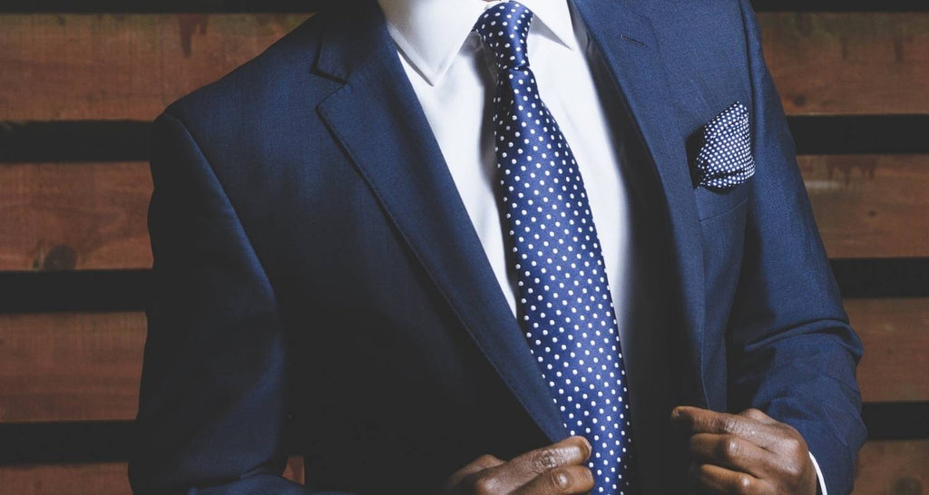 Hombre con traje azul, camisa blanca y corbata azul