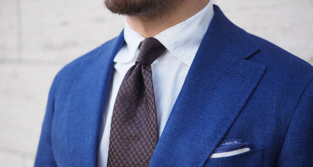 Mann Mit Blauem Anzug, Weißem Hemd Und Brauner Krawatte