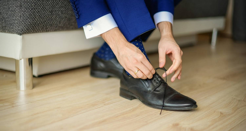Mann Mit Blauem Anzug Wer Schnürt Seine Dunkelbraunen Schuhe