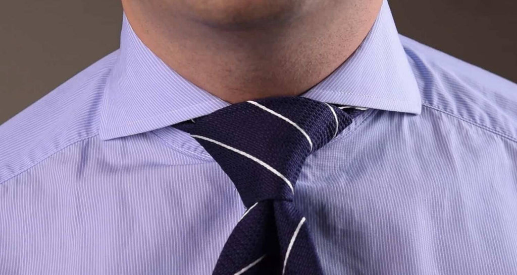 Mann Mit Einer Krawatte Knüpfen Mit Knoten Halb Windsor