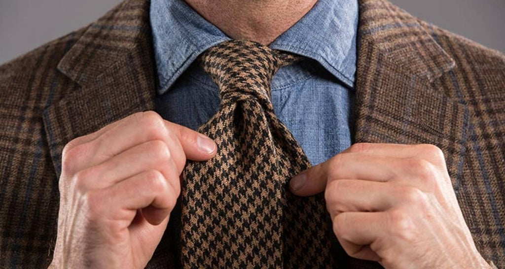 Mann Mit Einer Krawatte Knüpfen Mit Einfachem Knoten