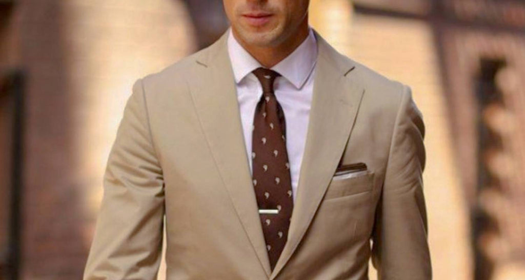 Mann Beigefarbener Anzug, rosa Hemd und braune Krawatte