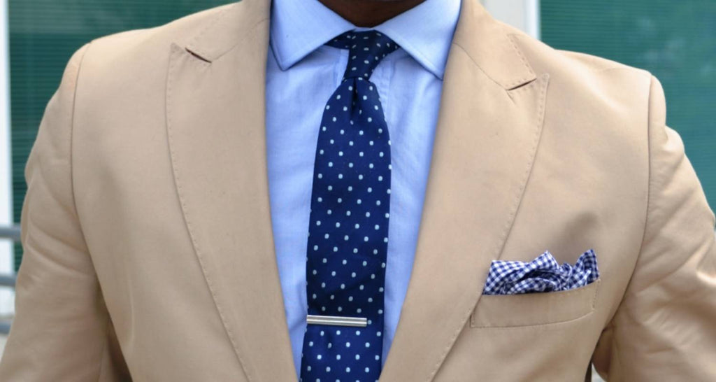 Mann Beigefarbener Anzug und blaues Hemd und blaue Krawatte