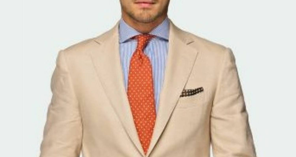 Hombre Traje beige y camisa azul y corbata naranja