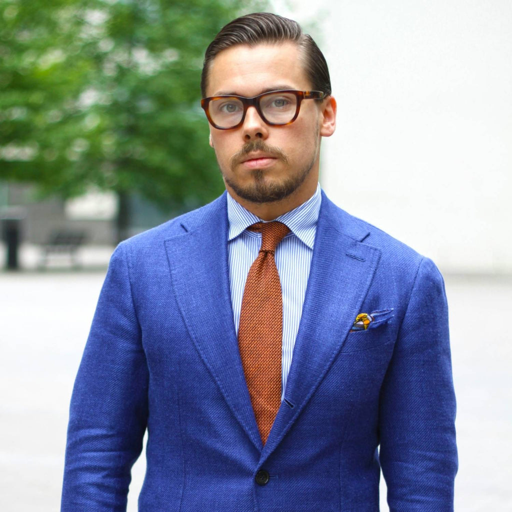 Mann In Blauem Anzug, Blau Gestreiftem Hemd Und Brauner Krawatte