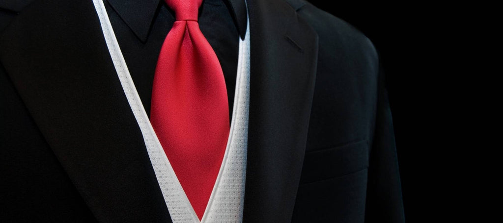 Mann mit roter Krawatte, schwarzes Hemd, schwarzer Anzug