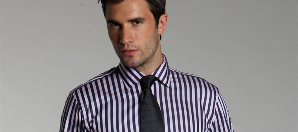 Camisa blanca de hombre con raya azul y corbata negra sólida