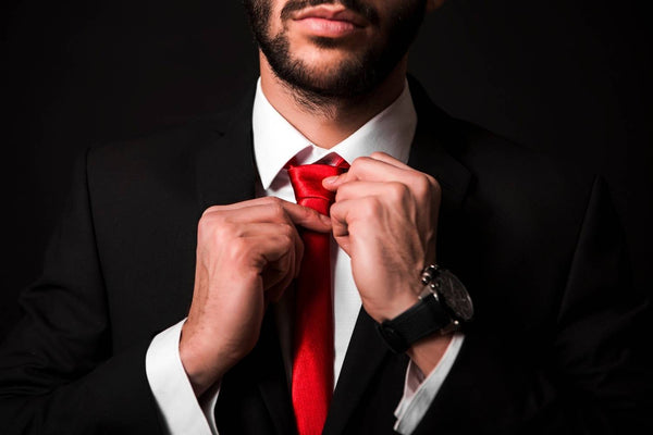 La psychologie de la couleur rouge sur une cravate