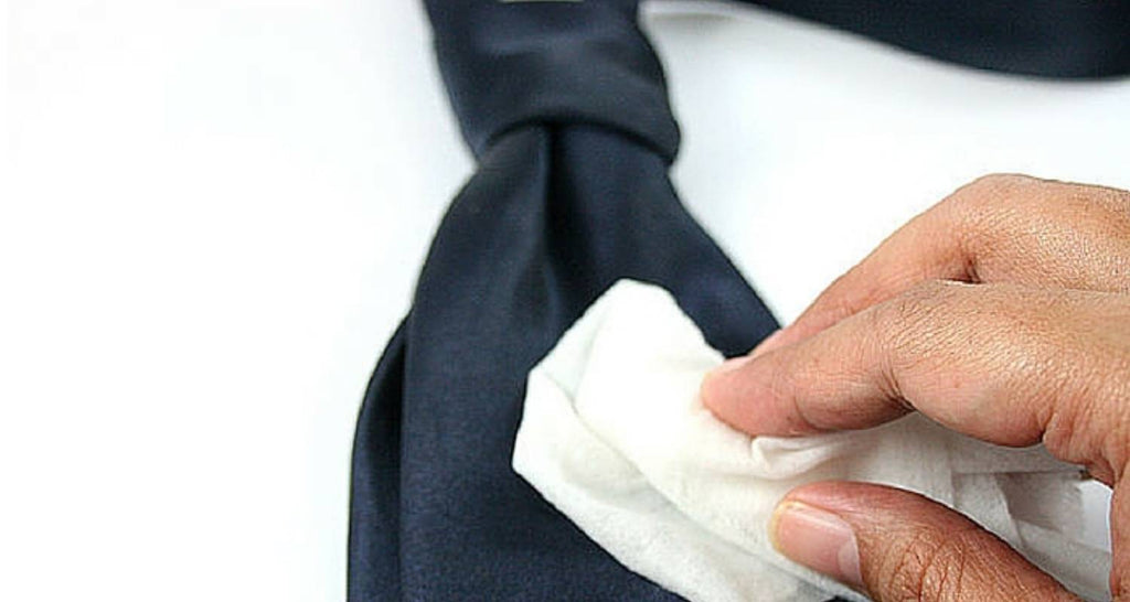 Limpieza de una corbata de seda