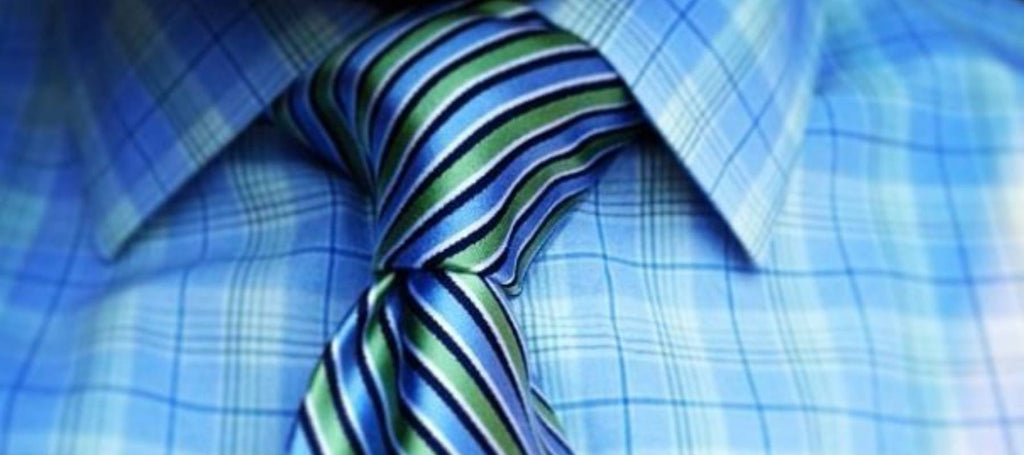 Nudo de corbata de San Andrés, camisa de cuadros azul y corbata verde y azul
