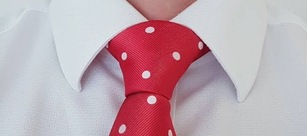 St Andrew Knoten Auf Rote Krawatte Und Weißes Hemd