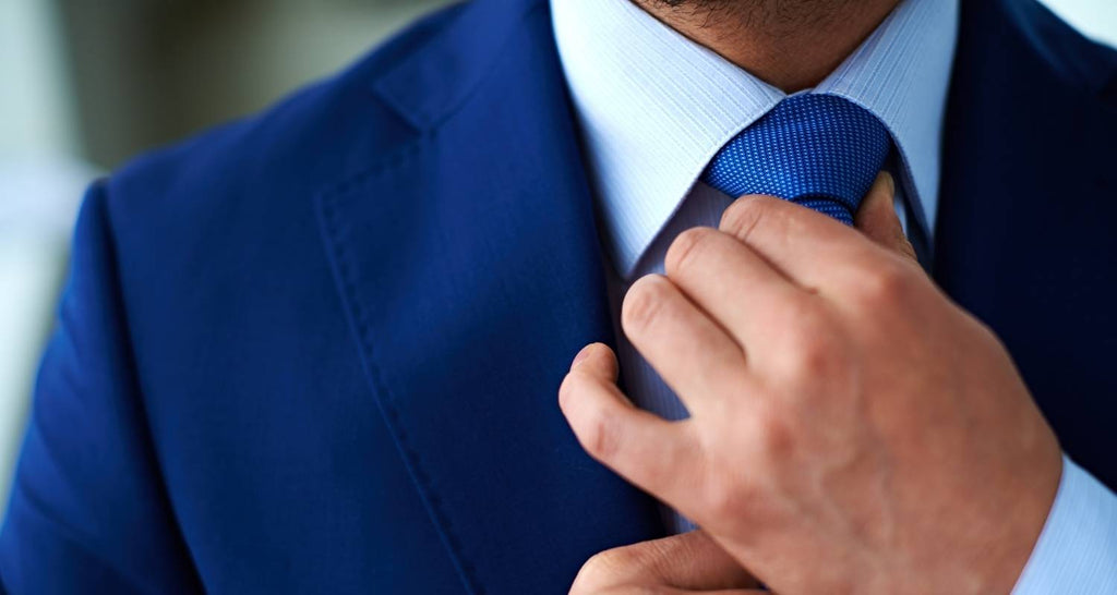 Corbata simple azul con traje casual azul