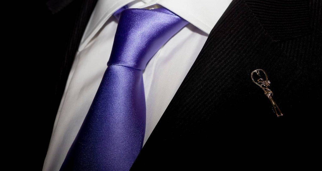 Welches Hemd und welchen Anzug man mit einer lila Krawatte trägt