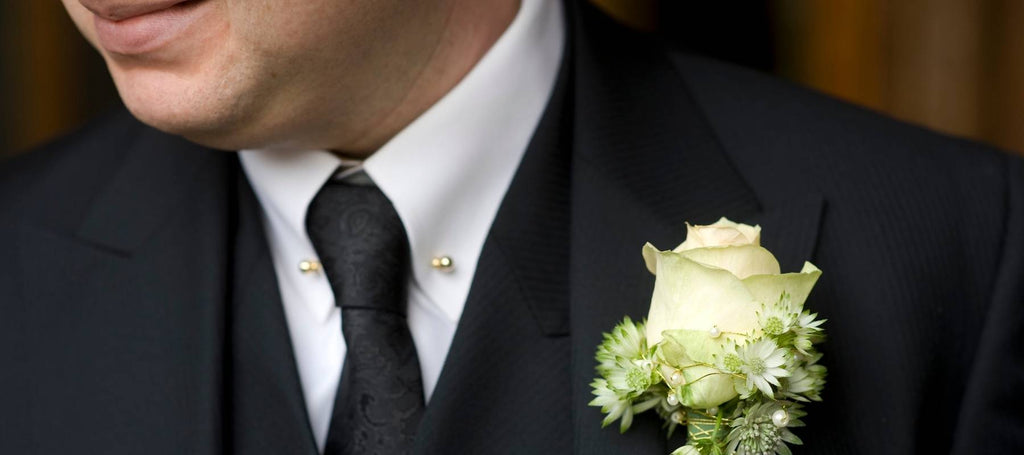 Hombre Con traje negro, camisa blanca y corbata negra lisa