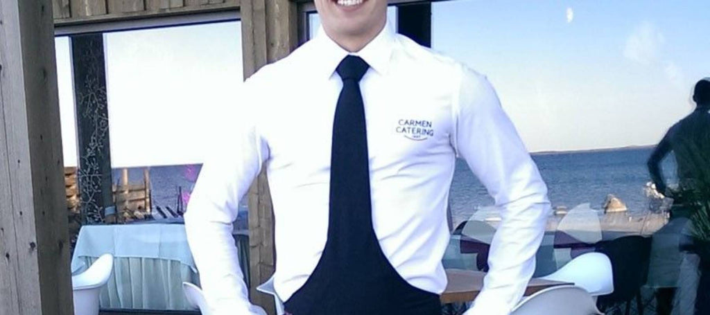 Uniforme de camarero con camisa blanca y corbata negra
