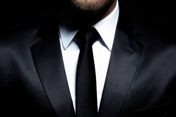 Stile von schwarzen Krawatten