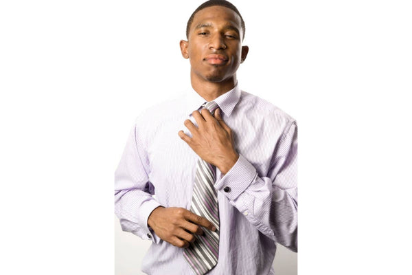 Einen Look mit einer violetten Krawatte stilisieren