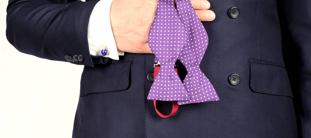 Ein Mann mit einer violetten Krawatte und einem schwarzen Anzug