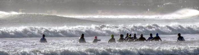 Groupe longe cote marche aquatique vagues