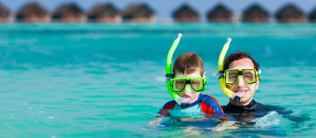 Homme et garçon avec équipement de snorkeling