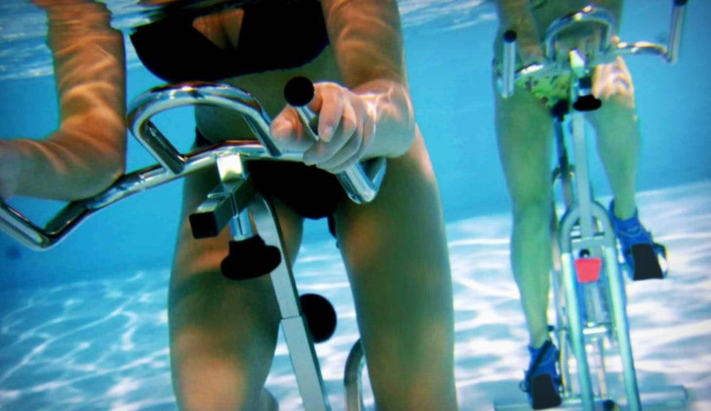 Femmes pratiquant l'aquacyclng en chaussures aquatiques aquaschuhe.com