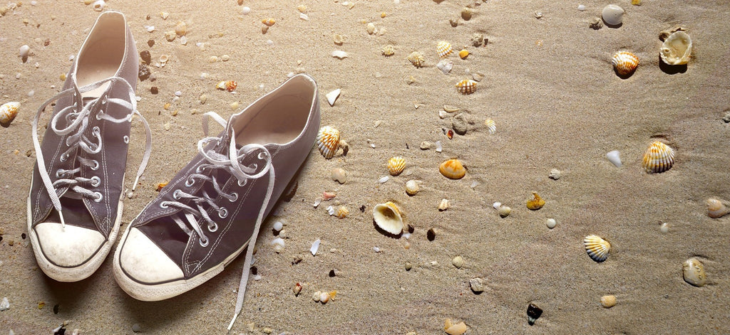 Vieille chaussures sur le sable