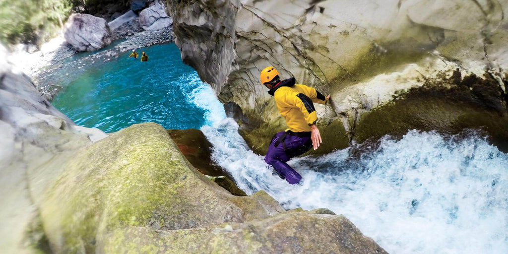 aquaschuhe.com Homme habillé en jaune faisant du canyoning