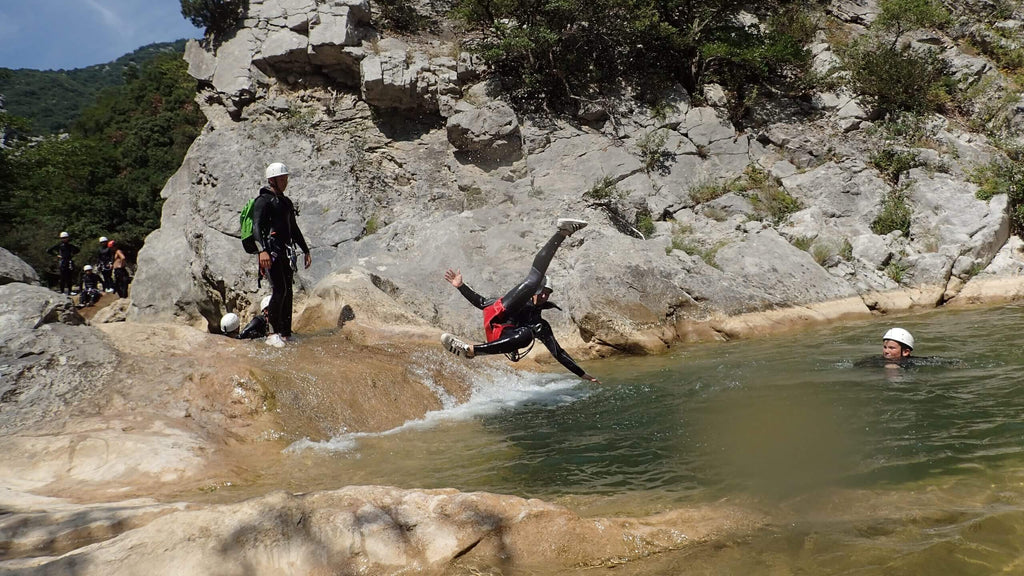 aquaschuhe.com Photo d'une personne faisant du canyoning qui saute à l'eau