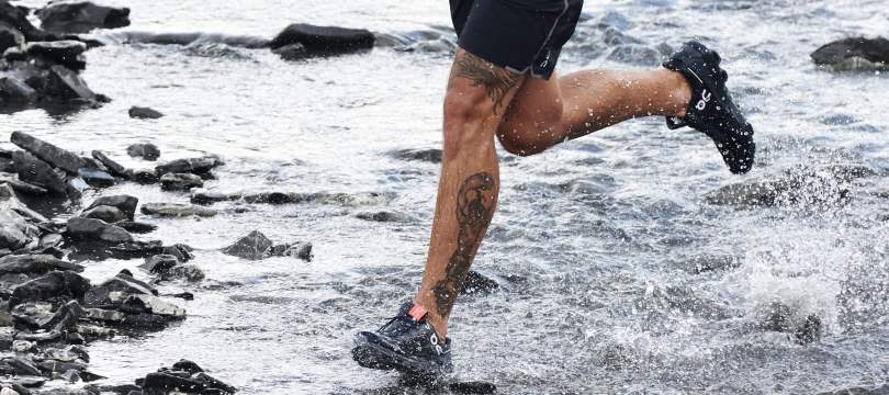 Aquashoes, homme courant en chaussures dans l'eau