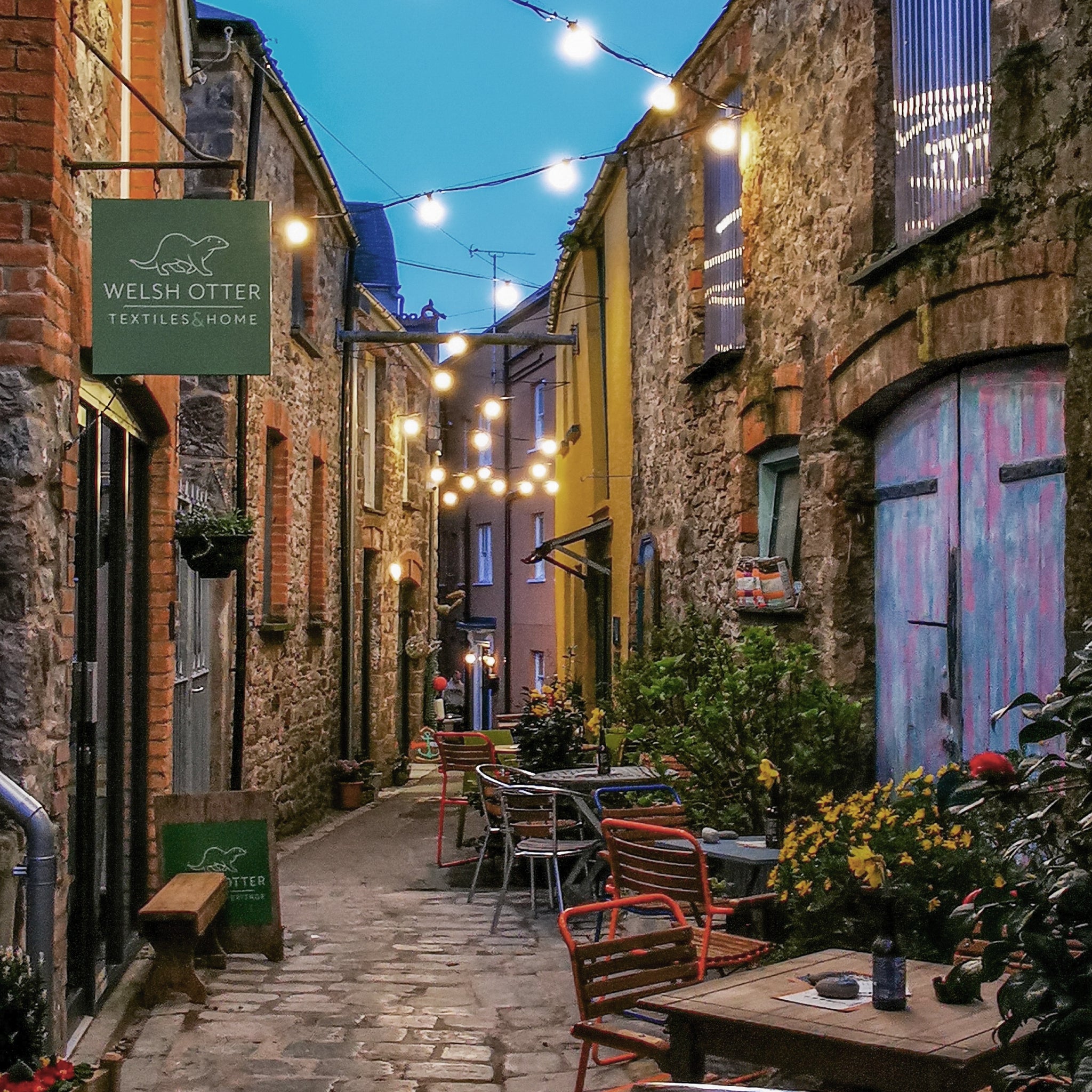 Evening dining in a Tenby street.