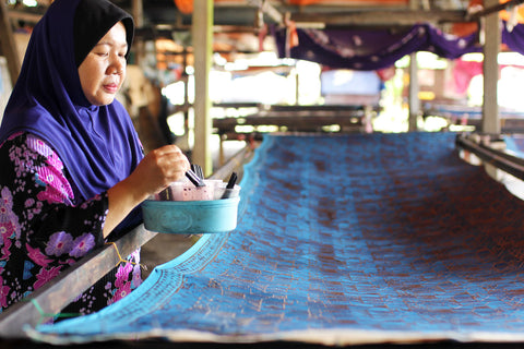 batik boutique batik artist dyeing fabric
