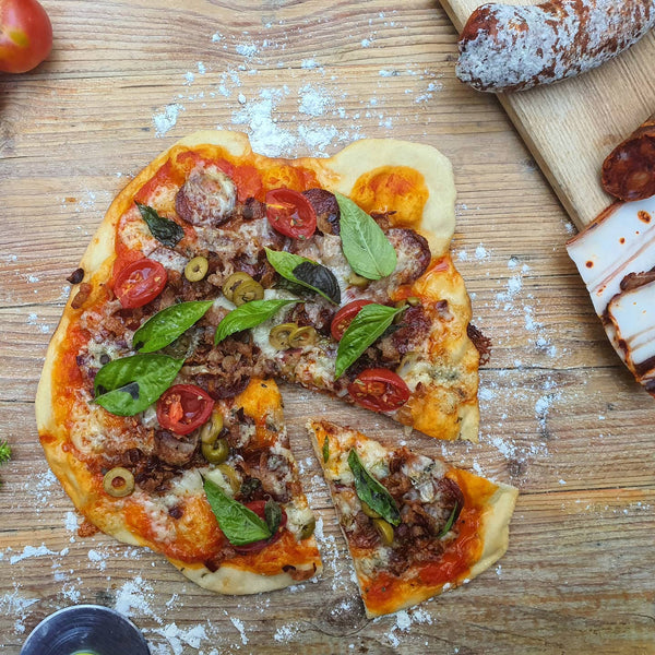 Montamos la Pizza ibérica con panceta y chorizo de vela